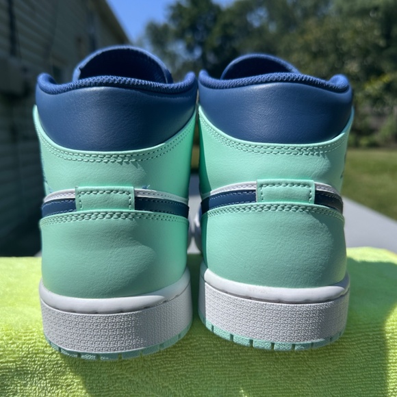 Size 9.5 - Nike Air Jordan 1 Mid Mystic Mens Navy Mint White Sneaker 554724-413 - Picture 2 of 16